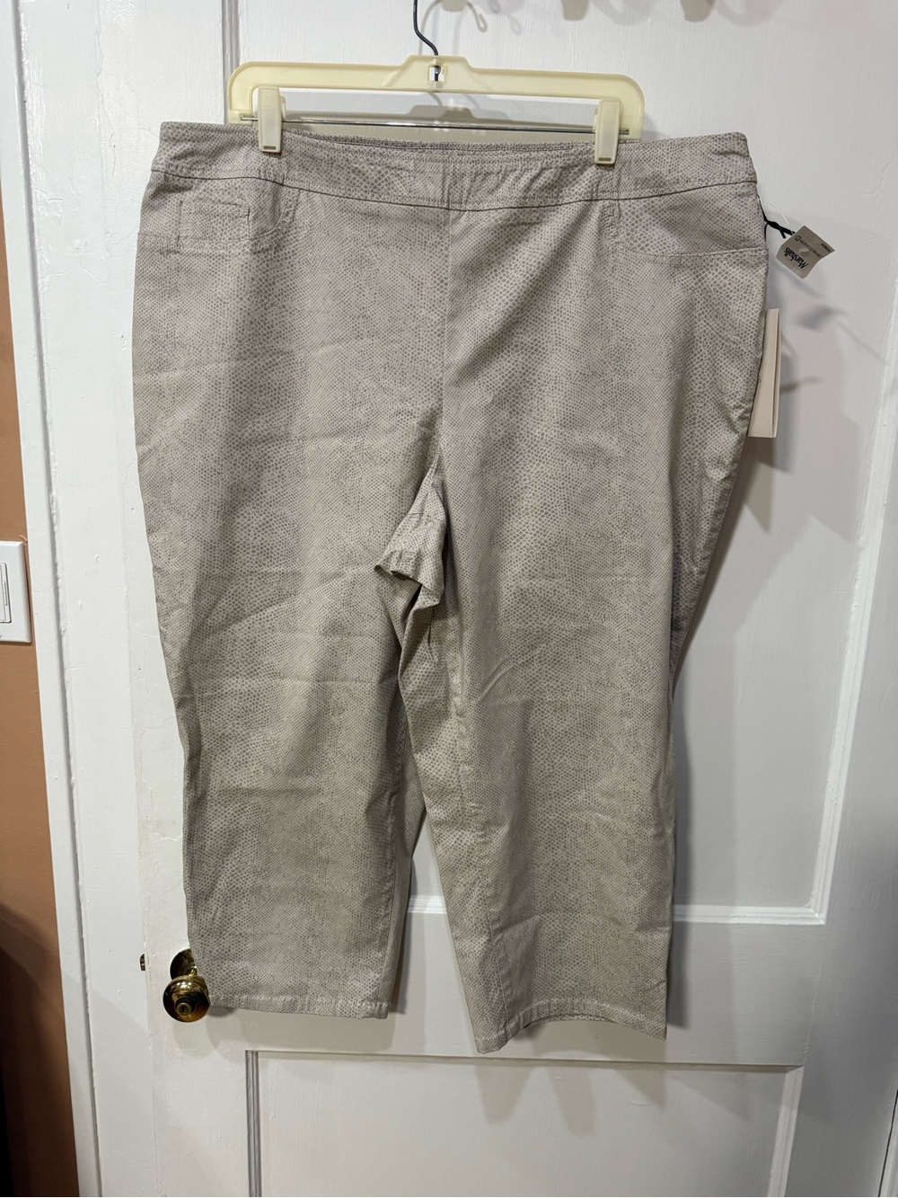 Lila Rose Light Beige Ponte Capri Pants Snakeskin Print NWT 20W